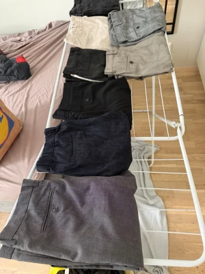 Svarta raka jeans med bakfickor King Will Dreams Säljs som Paketpris!  - Hej Säljer 7 Olika  Slacks FinByxor  med raka ben och klassiska bakfickor. Jeansen har en enkel design utan slitningar och är tillverkade i ett mjukt denimtyg. Perfekta för dig som gillar en clean och stilren look. Allt För 1400kr hur Billigt Bra som Helst Alla Byxor är som Nya! Säljs Pga av inte Använder Tack!  Olika Storlekar Från 34/44/33 har du Frågor Bara Fråga  
