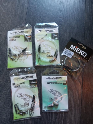 Fisketillbehör från Armada och Mieko - Säljer ett paket med fisketillbehör från Armada Tackle och Mieko. Innehåller hard mono leader, clip-on weights och tafsar, allt i genomskinlig plast och metall. Perfekt för dig som gillar sportfiske och vill ha bra utrustning till gäddfiske.