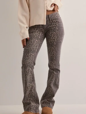 Leopardmönstrade bootcut jeans - Säljer ett par snygga bootcut jeans med leopardmönster i bruna och beige toner. Jeansen har hög midja, dubbla knappar och klassiska fem fickor. Materialet är stretchigt denim som sitter bekvämt och formar sig efter kroppen.