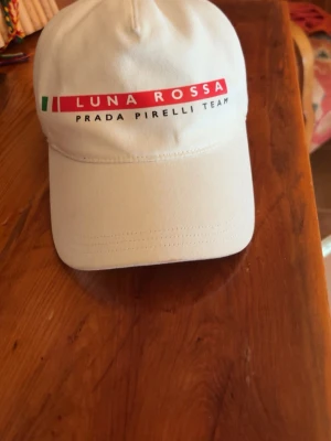 Vit Prada Keps - Snygg keps från prada. Använd en del men är fortfarande i fint skick. Äkta