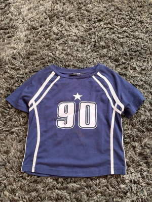 Blå sports tee från Cider - Blå sports tee från cider, 90 och en stjärna på