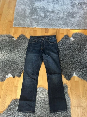 Nudie jeans Slim jim - Säljer ett par nudie jenas i modellen Slim Jim, en väldigt eftertraktad modell. Storleken är L30 W30. Jeansen har en sjukt bra tvätt och väldigt fina fades. Hör av dig om du har en fråga!