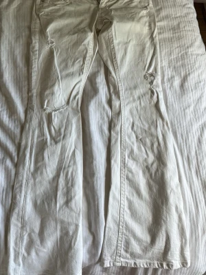 Vita jeans - Hej! Jag säljer mina vita jeans i storlek s. Knappt använda då de är lite stora på mig. 