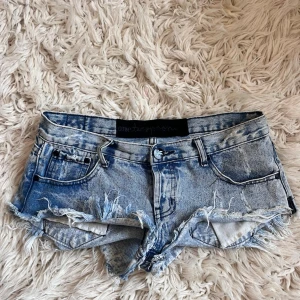 One teaspoon jeansshorts - Midja ca  43! Uppskattad storlek M