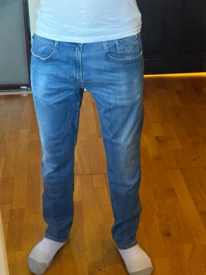 Replay jeans - Inget tecken på användning, 9,5/10 i skick. Modell Anbass hyperflex, W34 L30 - han på bilden är 183cm. Mycket populär färg. Köpt för 1700kr. Hör av dig vid övriga funderingar ⭐️