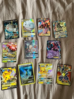 Stor Pokemon kort samling - Stor Pokemon-kortsamling med både vanliga kort, energikort, tränare, Pokémon bollar och flera EX och GX. Säljs som ett paket och önskemål. + en samlar pärm. Se bilder för vilka kort som ingår. Finns även fler kort men de fick inte plats med tillräckligt många bilder😊