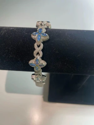 Four leaf braclet  - Fyrklöver diamantarmband i en elegant djupblå nyans med gnistrande stenar. En tidlös och exklusiv accessoar som passar både till vardag och fest.  Finns i 18 cm och 20 cm. Pris: 479 kr.  Skickas samma dag, fint paketerat. Endast ett fåtal kvar i lager. Det är bara att höra av sig vid mer frågor och bilder 