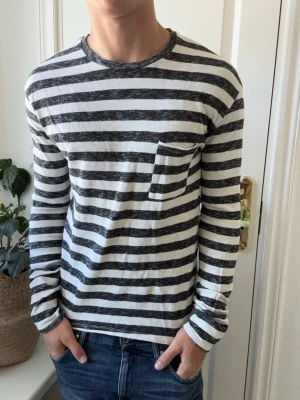 Pull and bear tröja  - Pull and bear tröja, Inga defekter! Modellen i bilderna är 180 cm 75 kg och bär Storlek M , Kom med frågor! 🌟 (Kan gå ned i pris vid köp av paket 😉) 