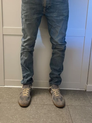 Ljusblå nudie jeans - Säljer ett par ljusblå nudie jeans. Modellen heter lean Dean och färgen heter broken blue. Jeansen är i storlek 32/34. Och är i mycket bra skick. Hör av er vid frågor eller funderingar!