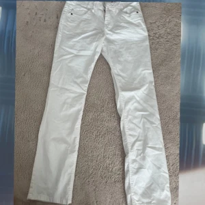 Vita jeans - Ett par vita jeans, säljer pga av att de inte kommer till användning! 