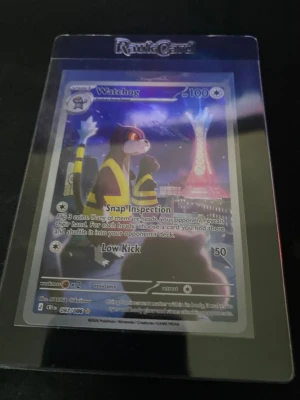 Pokémonkort Watchog Rare Holo - Säljer ett Pokémonkort med Watchog som motiv. Kortet är en rare holo med färgstark bakgrund och tydliga detaljer. Kortet ligger i ett genomskinligt plastskydd och har attacker som 'Snap Inspection' och 'Low Kick'. Perfekt för samlare eller Pokémonfans.