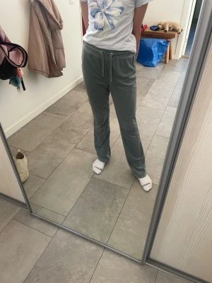 Grågröna mjukisbyxor - Snygga grågröna mjukisbyxor med lite utsvängda ben från Gina tricot. Byxorna har två bakfickor och är tillverkade i ett mjukt och bekvämt material som passar perfekt för en avslappnad stil.