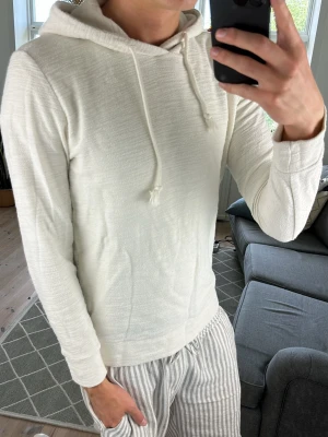 Stickad hoodie beige/vit - Simpel och väldigt stilren!   Skriv vid fundering!😇🙌 Mått: A:53 B:45 C:41 D:62 