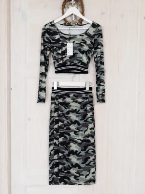 Camo set från Voyelles, långärmad topp & kjol - Tvådelat set från Voyelles i camomönster med långärmad crop top och matchande midilång kjol. Setet har svarta och vita ränder i midjan och är gjort i ett stretchigt material. Perfekt för dig som gillar en edgy och trendig stil.