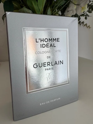 Guerlain L'Homme Cologne Forte’  EdP 100ml - Guerlain L'Homme Idéal Cologne Forte Eau de Parfum i 100 ml flaska. Parfymen kommer i en elegant, fyrkantig glasflaska med svart lock och silverdetaljer. Förpackningen är stilren i silver med tydlig logga och text. Perfekt för dig som gillar exklusiva dofter. Minst 95ml kvar.