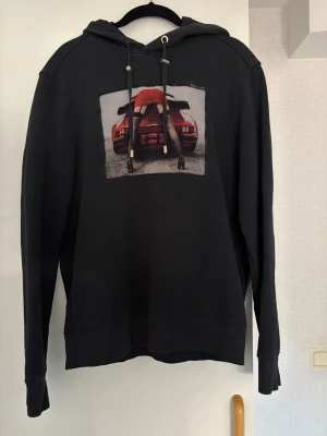 Svart Limitato hoodie - Svart Limitato Riocam Hoodie || Box, Äkthetscertifikat och kvitto finns || Storlek M|| Använt skick men fortfarande väldigt fin || Tveka inte att höra av dig vid frågor!! Mvh Oscar