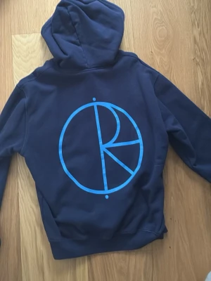 Mörkblå hoodie från Polar Skate Co - Snygg mörkblå hoodie från Polar Skate Co är riktigt fet passformen är lite mer pösig men passar till allt skulle jag säga hör av er till minsta fundering är öppen med priset. Inga defekter har inte använten mycket alls 