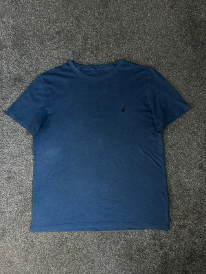 T-shirt - T-shirt från Nautica i storlek XL i blå färg  A118