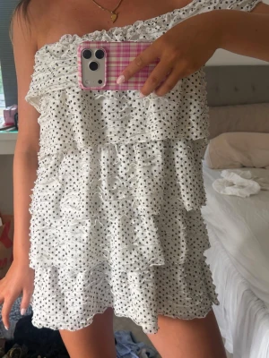 Volang klänning - Klänning från Zara med prickar, går att ha off shoulder och även på axlarna🥰🥰