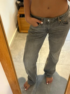 Grå jeans weekday - Säljer ett par grå jeans, straight med mid/low waist. Från Weekday, Arrow. Använda två gånger. Storlek 28/32