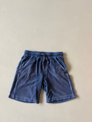 Shorts  - Jättefina mörkblå shorts i frotté från Lindex, storlek 134/140.