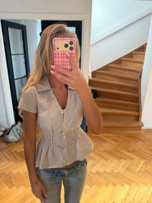 Randig blus  - Säljer denna sååå söta randiga blus som sitter tajt i midjan❤️❤️❤️❤️