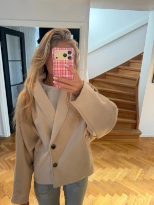 Beige kappa  - Säljer denna sååå fina beiga kappa, perfekt till våren!!❤️❤️🥹🥹