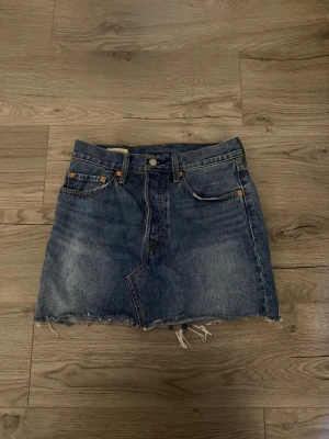 Blå jeanskjol från Levi's - En blå jeanskjol från Levi's💞💞
