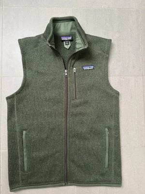 Patagonia fleece väst - En riktigt snygg fleece väst från patagonia i olivgrön färg || mycket fint skick || storlek xs || perfekt nu till våren || nypris: ca 1400kr || vid intresse hör gärna av er! 