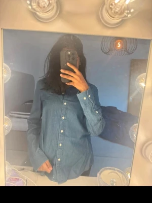 Jeansskjorta från Gant  - Skjorta från GANT i jeansfärg, strl 34 (xs). Jättefint skick med mjukt material som endast är använd ett fåtal gånger. Lite stor på mig som är 153cm lång och ganska smal. Nypris ca 1300kr💙