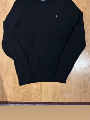 Stickad tröja  -  Tjena! Jag säljer Nu denna riktigt sköna merino ulltröjan från polo Ralph Lauren den är i storlek S. Kom gärna med prisförslag🤝