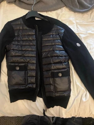 Moncler cardigan  - Använd 2 gånger storlek 2, sitter som xs/s