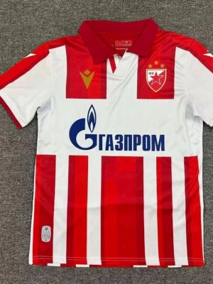 Fotbollströja Crvena Zvezda - Snygg fotbollströja från Crvena Zvezda med röda och vita vertikala ränder, klubbmärke på bröstet och Gazprom-logga i blått. Tröjan har krage och korta ärmar, tillverkad i lätt och ventilerande material. Finns i flera storlekar!!! Pris kan diskuteras!!!
