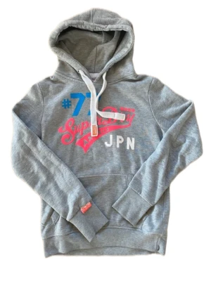 Superdry hoodie S - Säljer denna feta Superdry hoodie, superfräsh och passar alla outfits🔥Clean grå färg som funkar till allt🌟 Inga defekter - inga hål, inga fläckar, ingen dålig lukt🌟