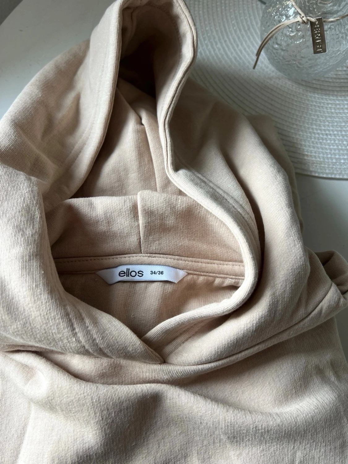 Beige klänning med huva - 3