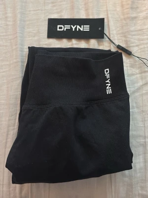 DFYNE leggings impact - Jag köpte dessa nyss och tänkte lämna tillbaka men lappen for av när jag testade dom satt jag säljer dom här istället 💖aldrig använda, bara testade, som sagt🤗 färgen midnight black!