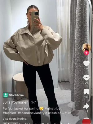 Beige trenchcoat från Gina Tricot - Trendig beige trenchcoat från Gina Tricot med hög krage och knappar framtill.  Ny med prislapp. Storlek L men sitter som en M.