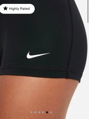 Svarta Nike Pro träningstights shorts - Säljer ett par svarta Nike Pro shorts som är midwaist med Nike logga. Perfekt för träning och är ett väldigt bekvämt och luftigt material!💛Passar både XXS och XS. Orginalpriset ligger på 247kr. Tar gärna emot prisförslag!💛💛