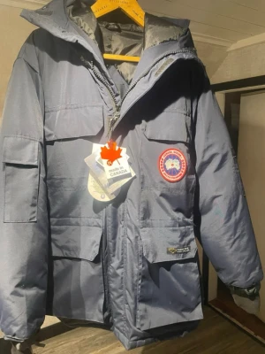 Canada goose jacka - Säljer min Canada goose expedition parka som jag fick av min kusin som aldrig använts. Det är en dam jacka men funkar lika bra att ha som kille storlek M, Mått - Rygglängd: ca 77, Armhåla till Armhåla: ca 51cm, Ärmlängd: ca 62cm. Jackan är i mycket bra skick. Skicka vid funderingar!!!