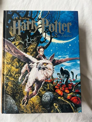 Harry Potter böcker på svenska - 5 stycken harrypotterböcker plus manuset till Harry Potter och det fördömda barnet som är den sista bocken i serien. Det finns även två böcker till i harrypotter serien men de säljer jag för sig! 