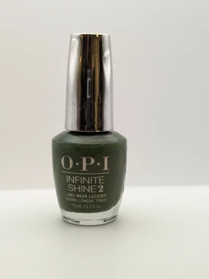 OPI Infinite Shine2 Olive for Green grön nagellack nästa full - OPI Infinite Shine2 nagellack i en trendig, dov grön nyans. Lacket kommer i en klassisk rund glasflaska med silverfärgat lock och rymmer 15 ml. Perfekt för dig som vill ha en stilren och modern look på naglarna.
