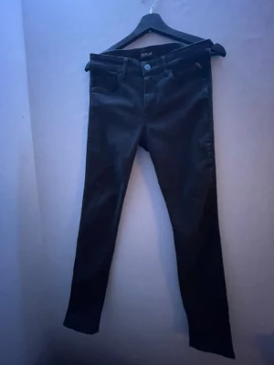 Svarta Replay Jeans - ⚫️Snygga svarta Replay Hyperflex jeans ⚫️⭐️ Helt Nya ⭐️ 📏 W28 L30  📏Snygga Slim Replay Jeans. För små för mig.