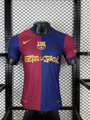 FC Barcelona x Nike x Travis Scott matchtröja - Unik FC Barcelona matchtröja i röd och blå med gul Nike-logga och klubbmärke på bröstet. Framsidan har Travis Scott x Cactus Jack-grafik i gult. Korta ärmar och sportig passform, perfekt för fotboll eller streetwear.  Finns i olika storlekar!!! Pris kan diskuteras!!!