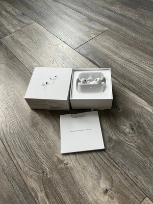AirPods Pro 2 generationen  - Säljer ett par fina AirPods Pro i perfekt skick. Lightning kabel och extra öronproppar medföljer. Vid frågor hör av er