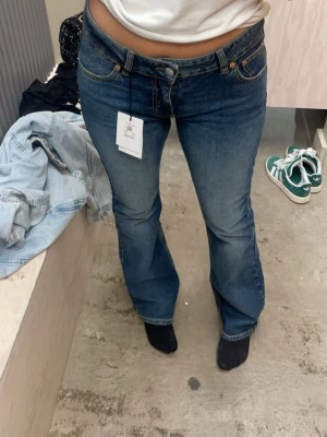 Blå bootcut jeans -  jeans från junkyard i fint skick 