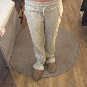 Gråa mjukis byxor ifrån lager 157 - Dom har typ två fläckar men dom syns inte så mycket. Storlek XS