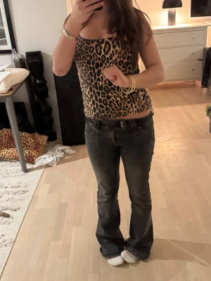 Leopardmönstrad ärmlös linnetopp - Snygg ärmlös linnetopp med leopardmönster och smala axelband. Toppen har en tight passform och är perfekt för dig som vill sticka ut. Mjuk och stretchig känsla, passar till både jeans och kjol. Perfekt för dig som gillar djurmönster och trendiga looks. Skriv för mer info och bilder💕💕