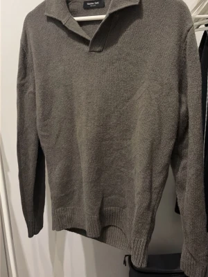 Grå stickad tröja från Massimo Dutti - Snygg grå stickad tröja från Massimo Dutti med krage och lång ärm. Perfekt för lager på lager och enkel att matcha med olika stilar. OBS: Orginalstorlek är M men krympte i första tvätten, så nu är det en S! ANVÄND ENDAST 1 GÅNG. Nypris: 900kr