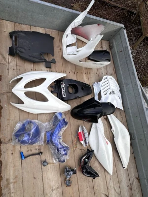 Aerox tillbehör  - (KOM MED BUD PÅ DE NI VILL HA)Säljer alla sorters kåpor och delar till Aerox. Ett urpluggat orginal rör med avgas läckage men som borde gå att fixa. Backlampa Str8, framlampa TUN’R, helt nya styrkåpor och ett bränslefilter. Sen så säljer jag även en förgasare med automat choke (Den har ingen flottör) Satt på min Viarelli Motard 2019. Jag säljer oxå en helt ny växelspak med blå knopp för moped som jag fick av en kompis så vet inte vilka modeller den passar.