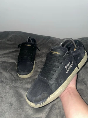 Saint Laurent ◼️ - Ett par snygga Saint Laurent⭐️ i färgen svart◼️Storlek 42. Jag har använt dem  ett fåtal gånger så nästan helt nya! ⭐️